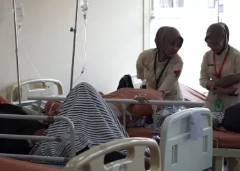 Beberapa santri yang sedang dirawat intensif di RS Bhayangkara Brimob Kota Depok pasca-dugaan keracunan makanan. (Dokumen RS Bhayangkara Brimob via Radar Depok)