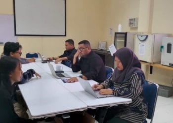 Program magang 2025 ditujukan untuk fresh graduate dengan bayaran setara UMR, tapi para pakar menyoroti kelemahan strukturalnya. (Sumber foto: unhas.ac.id)