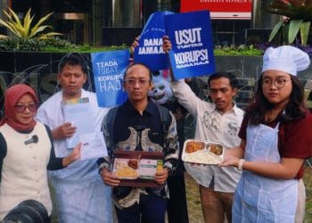 Aktivis ICW menggelar aksi teatrikal di depan Gedung Merah Putih KPK, Jakarta, menuntut transparansi penyelidikan kasus kuota haji. (Sumber: ICW)