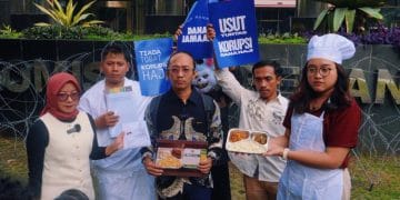 Aktivis ICW menggelar aksi teatrikal di depan Gedung Merah Putih KPK, Jakarta, menuntut transparansi penyelidikan kasus kuota haji. (Sumber: ICW)