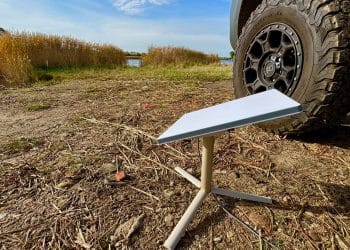 Starlink Mini digunakan di lokasi terbuka sebagai solusi internet portabel (sumber: The Verge)