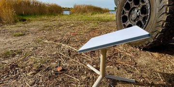 Starlink Mini digunakan di lokasi terbuka sebagai solusi internet portabel (sumber: The Verge)