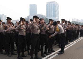 Personel gabungan Polri, TNI, dan Pemda DKI bersiap mengamankan sekitar kawasan DPR/MPR RI menjelang unjuk rasa. (Sumber: Bincang.id)