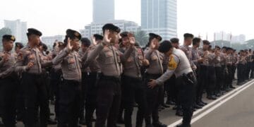 Personel gabungan Polri, TNI, dan Pemda DKI bersiap mengamankan sekitar kawasan DPR/MPR RI menjelang unjuk rasa. (Sumber: Bincang.id)