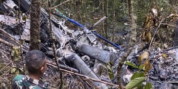 Petugas Basarnas sedang memeriksa puing helikopter BK117-D3 yang jatuh di hutan Tanah Bumbu, Kalimantan Selatan. Sumber: Basarnas