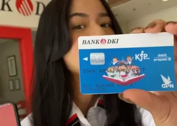 Seorang siswa menggunakan Kartu Jakarta Pintar Plus. (Sumber: selular.id)