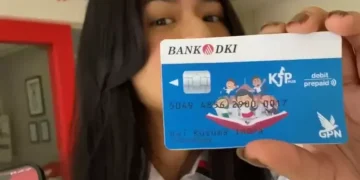 Seorang siswa menggunakan Kartu Jakarta Pintar Plus. (Sumber: selular.id)