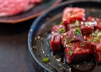 Daging saikoro panggang siap disajikan dengan tekstur juicy menggoda (Sumber: holycowsteak.com)