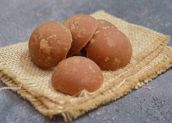 Gula aren asli bukan hanya manis—ia menyediakan nutrisi penting seperti mineral, vitamin, antioksidan, dan indeks glikemik rendah (IG 35), menjadikannya alternatif lebih bijak dibanding gula pasir yang kosong gizinya.