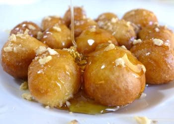 Cobain resep lokma donat mini khas Turki yang lembut, manis, dan gampang dibuat. Camilan ini cocok untuk keluarga, bisa diberi topping cokelat, madu, atau keju. (Sumber: mygreekdish.com)
