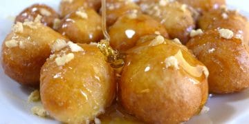 Cobain resep lokma donat mini khas Turki yang lembut, manis, dan gampang dibuat. Camilan ini cocok untuk keluarga, bisa diberi topping cokelat, madu, atau keju. (Sumber: mygreekdish.com)