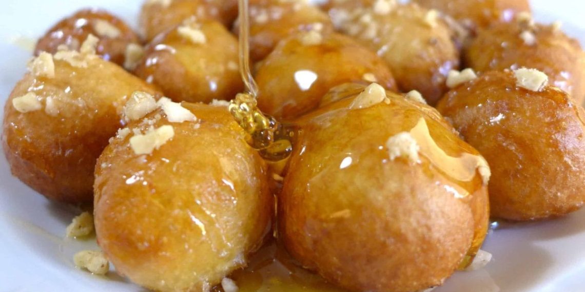 Resep Lokma Donat Mini Turki, Camilan Manis Lembut dan Praktis di Rumah Cobain resep lokma donat mini khas Turki yang lembut, manis, dan gampang dibuat. Camilan ini cocok untuk keluarga, bisa diberi topping cokelat, madu, atau keju. (Sumber: mygreekdish.com)