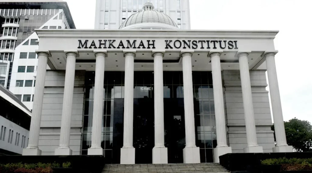 Gedung Mahkamah Konstitusi (MK), tempat keputusan penting terkait UU ITE dijatuhkan. (Sumber: unair.ac.id)