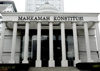 Gedung Mahkamah Konstitusi (MK), tempat keputusan penting terkait UU ITE dijatuhkan. (Sumber: unair.ac.id)