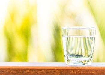 Minum air hangat di pagi hari memiliki banyak manfaat untuk kesehatan, mulai dari detoksifikasi hingga meningkatkan metabolisme tubuh. (Sumber: Freepik)