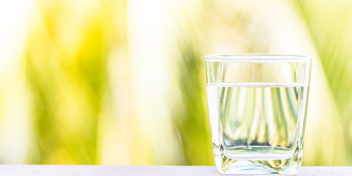 Minum air hangat di pagi hari memiliki banyak manfaat untuk kesehatan, mulai dari detoksifikasi hingga meningkatkan metabolisme tubuh. (Sumber: Freepik)