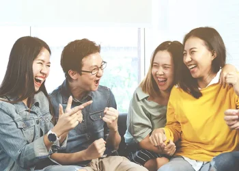 Seseorang dengan kepribadian social butterfly mudah akrab di berbagai lingkaran sosial. (Sumber foto: Halodoc)