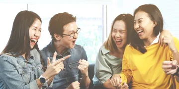 Seseorang dengan kepribadian social butterfly mudah akrab di berbagai lingkaran sosial. (Sumber foto: Halodoc)