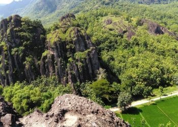 Nikmati pendakian ringan di Gunung Sepikul Sukoharjo: trek mudah, puncak kembar dengan pemandangan hijau, sunrise & udara pegunungan menyegarkan. Foto: tripadvisor/Muhamad S