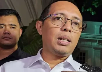 Mantan Kepala PCO, Hasan Nasbi, mendatangi kediaman Jokowi di Solo dan berdiskusi tentang PSI, tugas barunya di Pertamina, dan pesan terkait integritas perusahaan negara. (Sumber: ANTARA/Livia Kristianti)