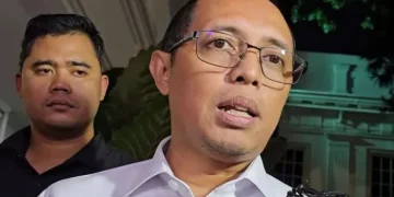 Mantan Kepala PCO, Hasan Nasbi, mendatangi kediaman Jokowi di Solo dan berdiskusi tentang PSI, tugas barunya di Pertamina, dan pesan terkait integritas perusahaan negara. (Sumber: ANTARA/Livia Kristianti)