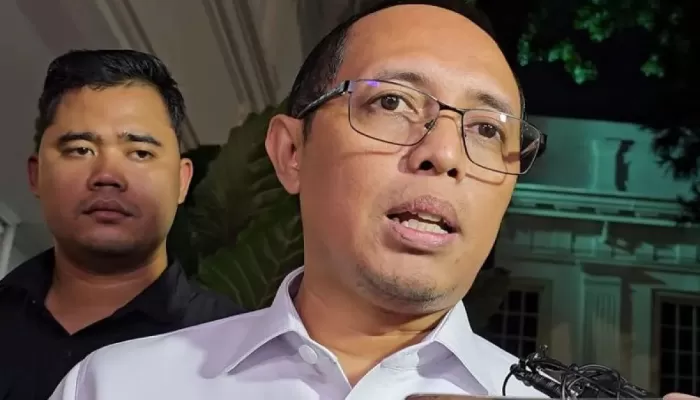 Hasan Nasbi Temui Jokowi di Solo, Bahas PSI hingga Tantangan di Pertamina Mantan Kepala PCO, Hasan Nasbi, mendatangi kediaman Jokowi di Solo dan berdiskusi tentang PSI, tugas barunya di Pertamina, dan pesan terkait integritas perusahaan negara. (Sumber: ANTARA/Livia Kristianti)