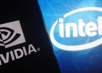 Nvidia menginvestasikan USD 5 miliar untuk saham sekitar 4% di Intel, disertai kolaborasi pengembangan chip AI dan PC untuk generasi mendatang, dengan NVLink sebagai koneksi cepat kunci. Foto: Data Center Knowledge