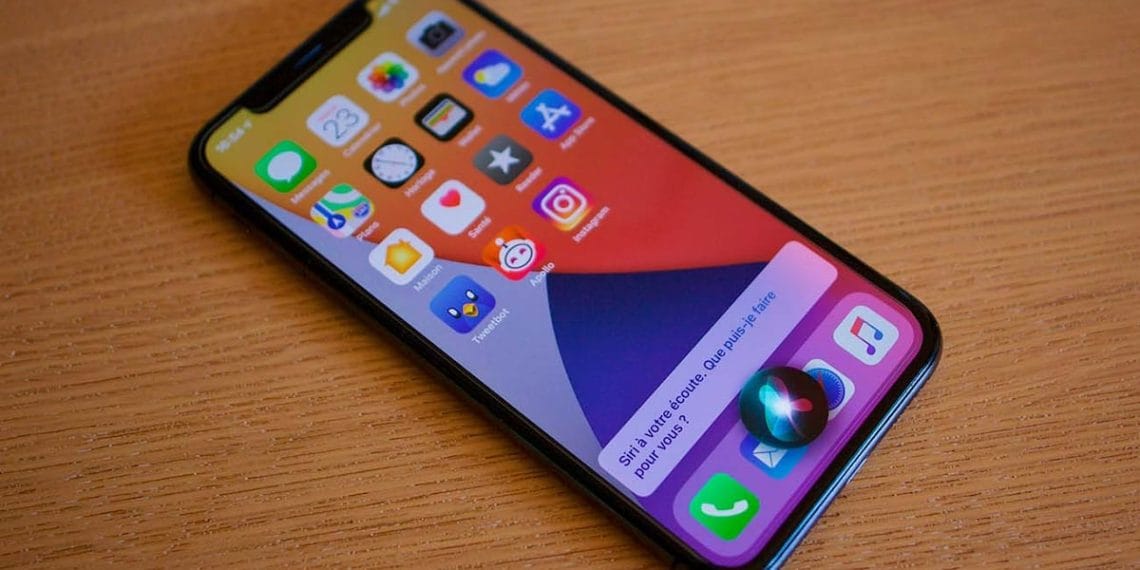 Ilustrasi konsep asisten digital Siri yang terintegrasi dengan teknologi AI canggih—melambangkan inisiatif Apple dalam memperlengkapi Siri dengan sistem pencarian pintar. (Sumber: cincodias.elpais.com)