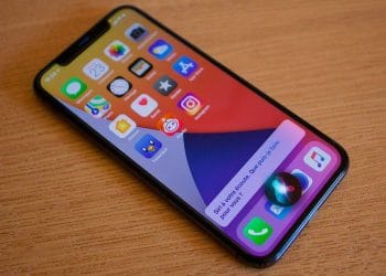 Ilustrasi konsep asisten digital Siri yang terintegrasi dengan teknologi AI canggih—melambangkan inisiatif Apple dalam memperlengkapi Siri dengan sistem pencarian pintar. (Sumber: cincodias.elpais.com)