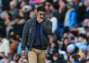 Ruben Amorim berdiri sebelum kick-off dalam laga Premier League melawan Manchester City, menyiratkan tekanan setelah kekalahan besar. (Sumber: REUTERS / Phil Noble)