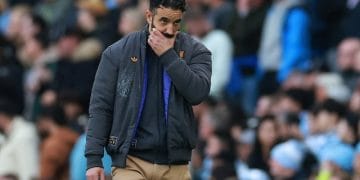 Ruben Amorim berdiri sebelum kick-off dalam laga Premier League melawan Manchester City, menyiratkan tekanan setelah kekalahan besar. (Sumber: REUTERS / Phil Noble)