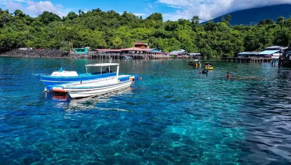 Nikmati Pantai Jikomalamo Ternate: pasir putih, air jernih, snorkeling & budaya batobo. Panduan lengkap perjalanan ke surga tersembunyi Maluku. Foto: instagram.com/mochallate_