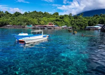 Nikmati Pantai Jikomalamo Ternate: pasir putih, air jernih, snorkeling & budaya batobo. Panduan lengkap perjalanan ke surga tersembunyi Maluku. Foto: instagram.com/mochallate_