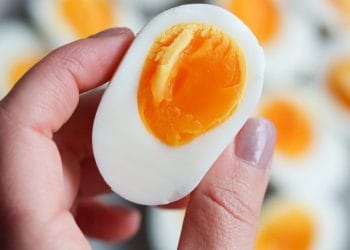 Ilustrasi telur rebus sempurna, dengan kuning lembut dan putih matang merata (Sumber: Cook At Home Mom)