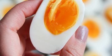 Ilustrasi telur rebus sempurna, dengan kuning lembut dan putih matang merata (Sumber: Cook At Home Mom)