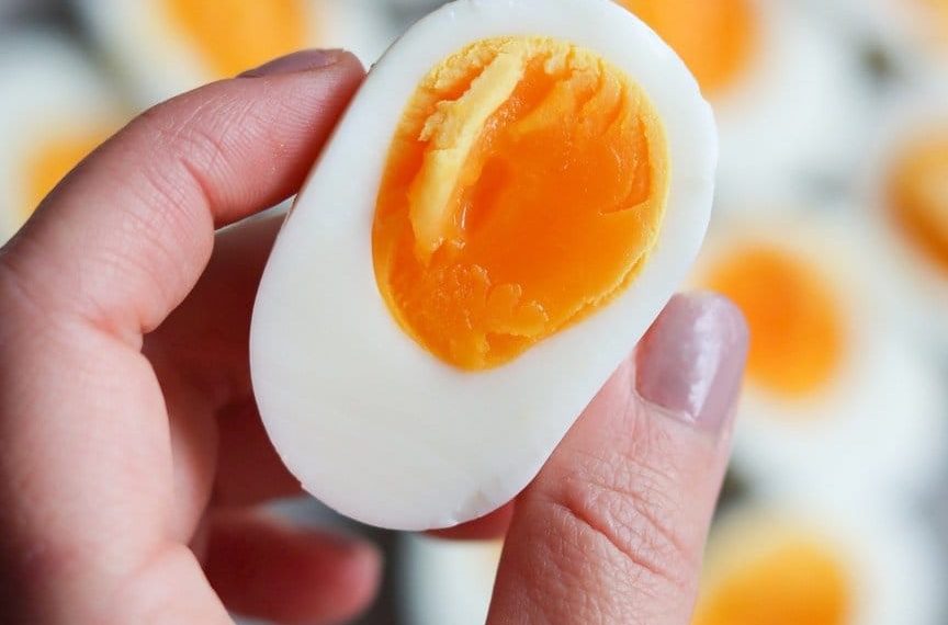 Ilustrasi telur rebus sempurna, dengan kuning lembut dan putih matang merata (Sumber: Cook At Home Mom)