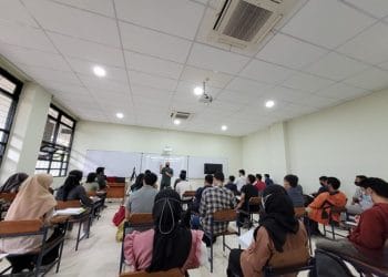 Mahasiswa sedang belajar di ruang kampus dengan suasana tenang dan terorganisir—melambangkan pentingnya kebiasaan produktif di awal perjalanan sebagai mahasiswa baru. (Sumber: tf.itb.ac.id)