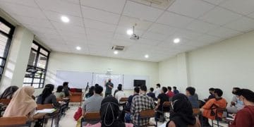 Mahasiswa sedang belajar di ruang kampus dengan suasana tenang dan terorganisir—melambangkan pentingnya kebiasaan produktif di awal perjalanan sebagai mahasiswa baru. (Sumber: tf.itb.ac.id)