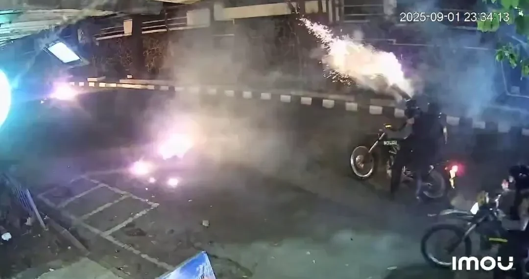 Polisi menembakkan gas air mata ke dalam kampus Unisba dan Unpas. (Sumber: MetroJambi.com)