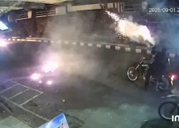 Polisi menembakkan gas air mata ke dalam kampus Unisba dan Unpas. (Sumber: MetroJambi.com)