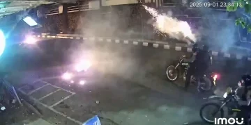 Polisi menembakkan gas air mata ke dalam kampus Unisba dan Unpas. (Sumber: MetroJambi.com)