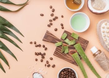 Kulit sehat dan cerah bisa didapatkan dengan perawatan alami. Simak tips skin care harian untuk hasil glowing maksimal. (Sumber: Freepik)