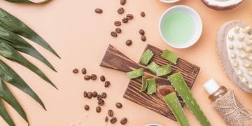 Kulit sehat dan cerah bisa didapatkan dengan perawatan alami. Simak tips skin care harian untuk hasil glowing maksimal. (Sumber: Freepik)