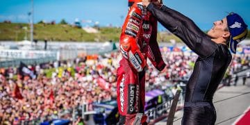 Marc Marquez merayakan kemenangan di MotoGP San Marino 2025 di Sirkuit Misano. (Sumber: MotoGP)