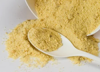 Kaldu Ayam Bubuk Homemade dalam wadah kaca, praktis digunakan untuk berbagai masakan rumahan. (Sumber: Halodoc)