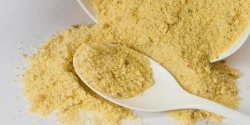 Kaldu Ayam Bubuk Homemade dalam wadah kaca, praktis digunakan untuk berbagai masakan rumahan. (Sumber: Halodoc)