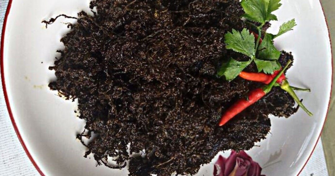 Resep rendang pakis Padang asli dengan bumbu lengkap dan santan gurih. Perpaduan daun pakis segar, rempah, serta ikan atau ayam menghasilkan rasa autentik khas Minang. (Sumber: Instagram / @difakuliner)