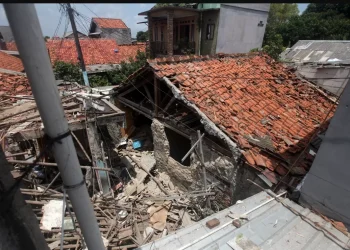 Ledakan di Jalan Talas II Pamulang Tangsel akibat akumulasi gas merusak 8 rumah, melukai 7 orang, dan mengungsi 52 jiwa. Fakta penyebab dan kronologi lengkap di artikel ini. Sumber: Jawa Pos