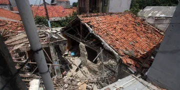 Ledakan di Jalan Talas II Pamulang Tangsel akibat akumulasi gas merusak 8 rumah, melukai 7 orang, dan mengungsi 52 jiwa. Fakta penyebab dan kronologi lengkap di artikel ini. Sumber: Jawa Pos