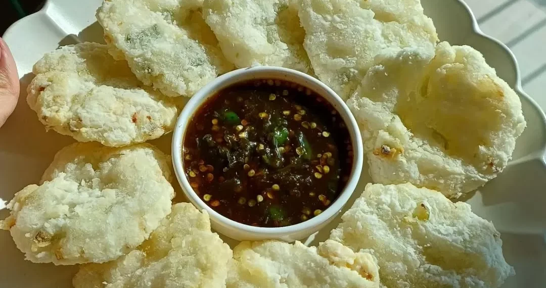 Cireng khas Bandung punya cita rasa gurih dan renyah. Simak resep dan rahasia membuat cireng kopong ala chef profesional yang mudah dipraktikkan di rumah. (Sumber: Radar Madura)